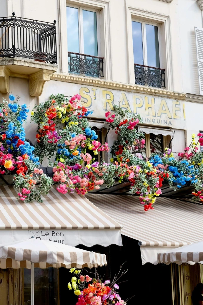 a building with many flowers on the roof